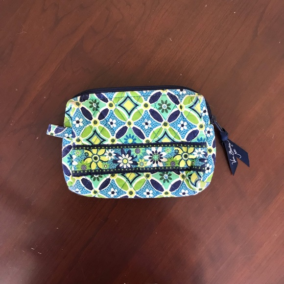 Vera Bradley Handbags - NWOT Vera Bradley Daisy Daisy small cosmetic bag Vera Bradley Handbags - NWOT Vera Bradley Daisy Daisy small cosmetic bag